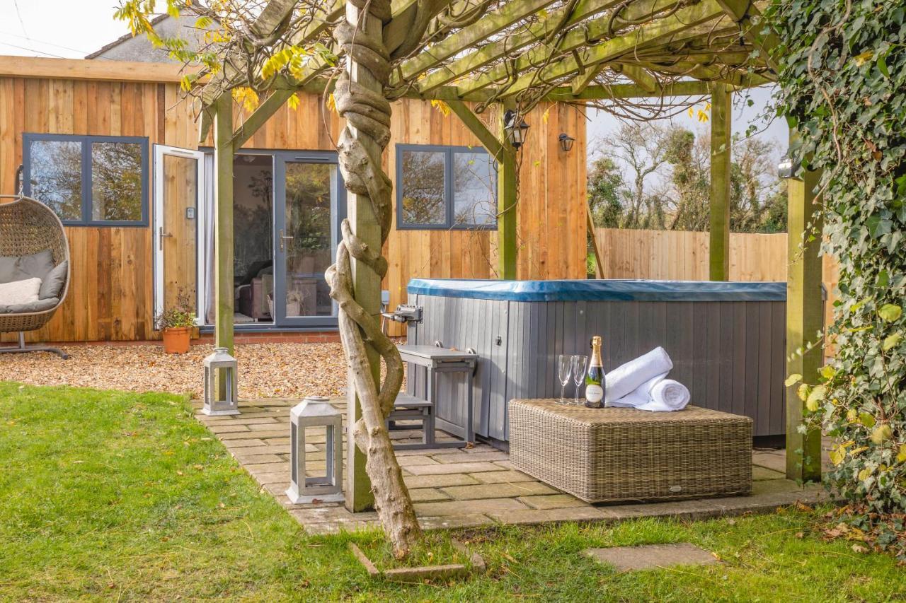 Wisteria View With Hottub & Cabin Sleeps 20 Chippenham  Exterior photo